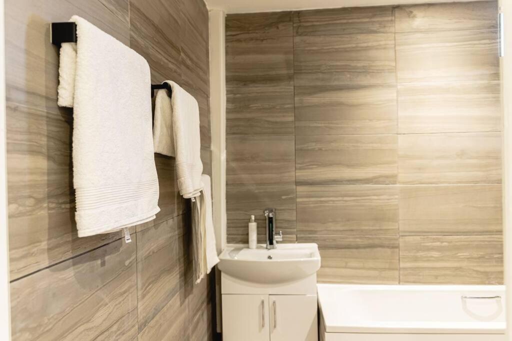 Апартаменты 2 Bed With Free Parking Лондон Экстерьер фото