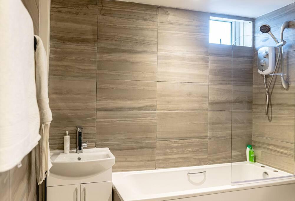 Апартаменты 2 Bed With Free Parking Лондон Экстерьер фото